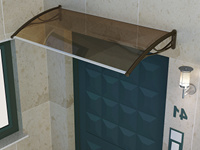Zadaszenie z aluminiową rynną odpływową na elewacji