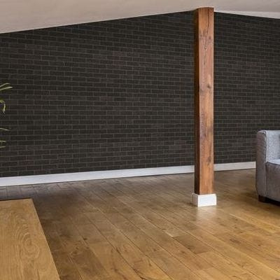 Klinkier ciemny na ścianach w domu
