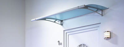 zadaszenie nad drzwi wejściowe z akrylem Nowoczesne zadaszenie drzwi wejściowych Lightline L 1900 w kolorze satyna biała Solidne zadaszenie Lightline L 1900 – ochrona przed deszczem i śniegiem zadaszenie nad drzwi wejściowe z akrylem Nowoczesne zadaszenie drzwi wejściowych Lightline L 1900 w kolorze satyna biała Solidne zadaszenie Lightline L 1900 – ochrona przed deszczem i śniegiem